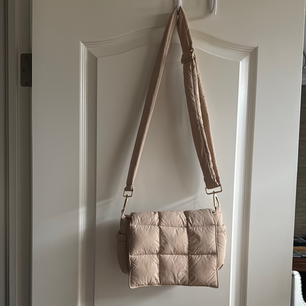 Quilted Tan Shoulder Bag
Puffy fun cross body. Adjustable strap and pockets